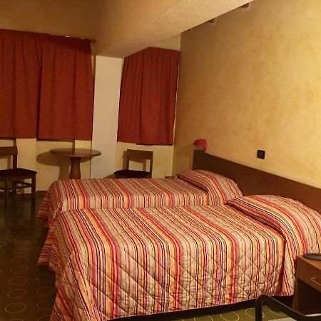 Hotel Sarre エクステリア 写真