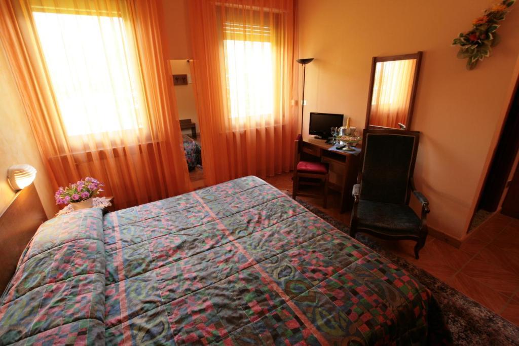Hotel Sarre エクステリア 写真