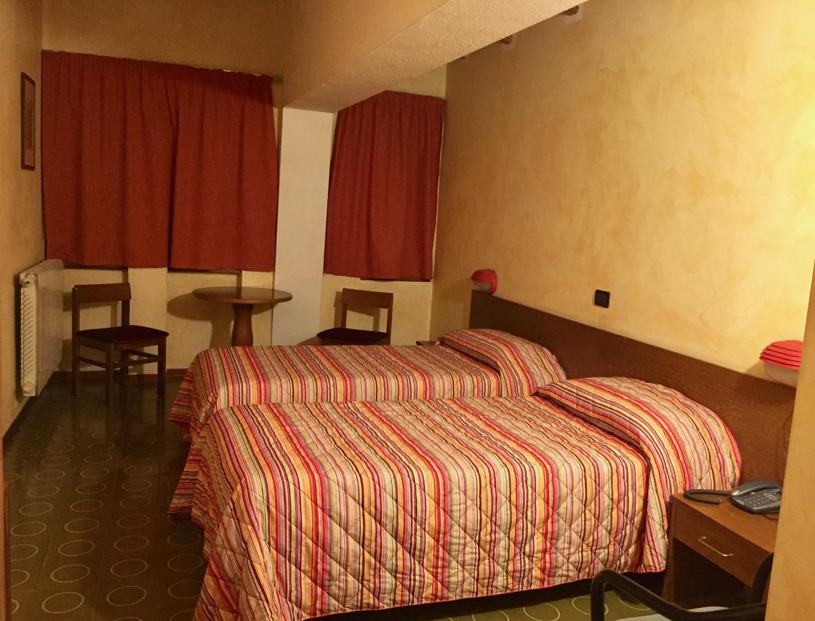 Hotel Sarre エクステリア 写真