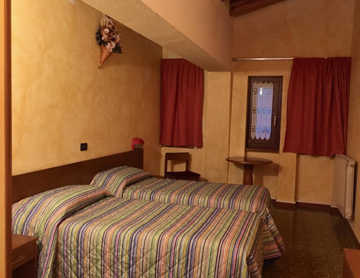 Hotel Sarre エクステリア 写真