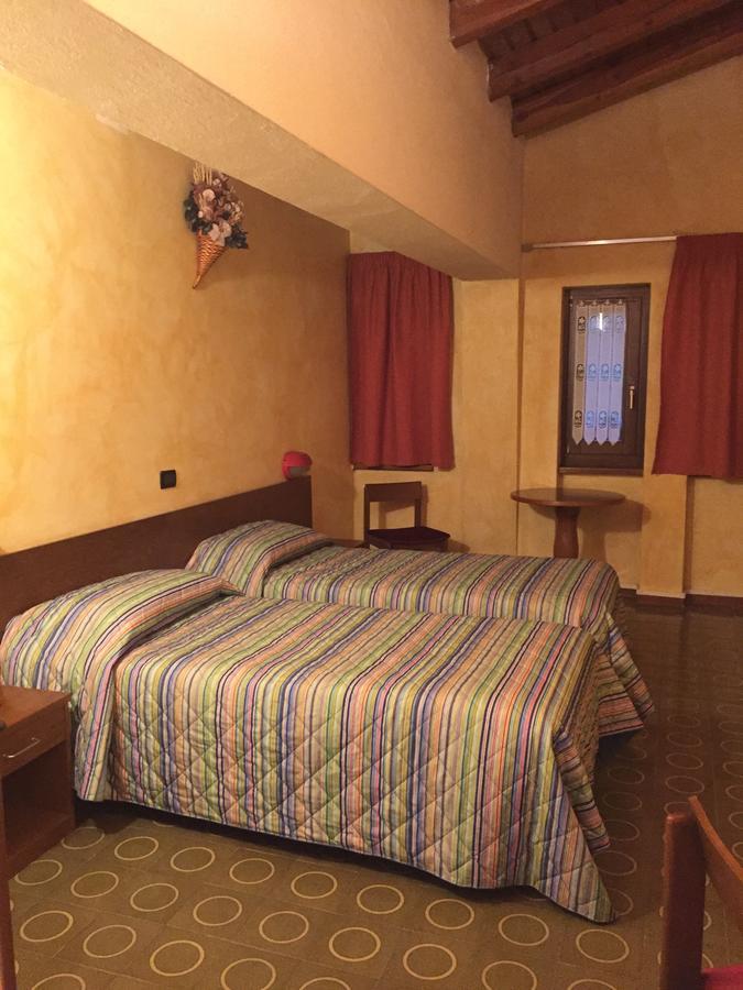 Hotel Sarre エクステリア 写真
